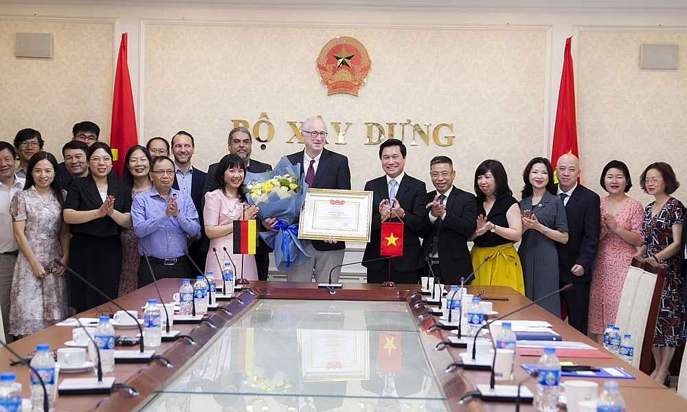 Awarding the Certificate of Merit from the Minister of Construction to the Director of the GIZ Project in Vietnam