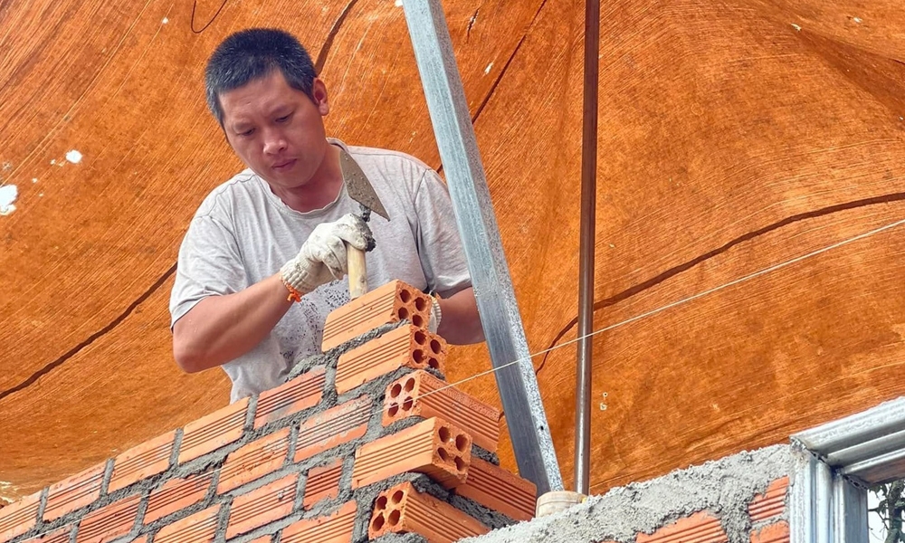 Chàng rể Hà Nội tự tay xây nhà cho bố mẹ vợ, hỗ trợ các em vực dậy kinh tế