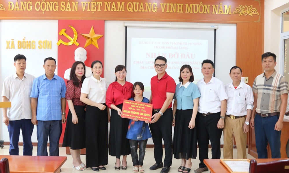 Hạ Long: Đảng viên doanh nghiệp tư nhân đỡ đầu học sinh nghèo
