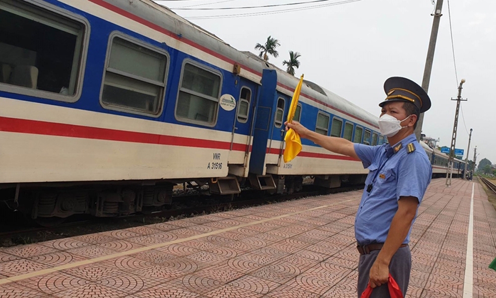 Lào Cai: Tạm đóng các tuyến đường gom, các lối mở tự phát qua đường sắt