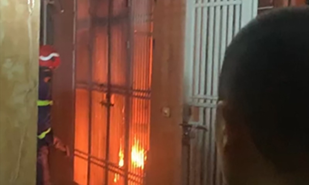 Cháy nhà trong đêm ở Hà Nội, 1 người mắc kẹt được giải cứu