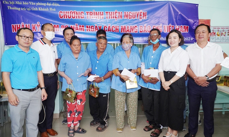 Chi hội Nhà báo Văn phòng đại diện, Thường trú tại Khánh Hòa tặng 50 suất quà cho bệnh nhân khó khăn