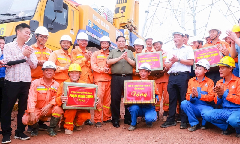 Thủ tướng Phạm Minh Chính kiểm tra tiến độ đường dây 500kV mạch 3 đoạn qua địa bàn tỉnh Nghệ An