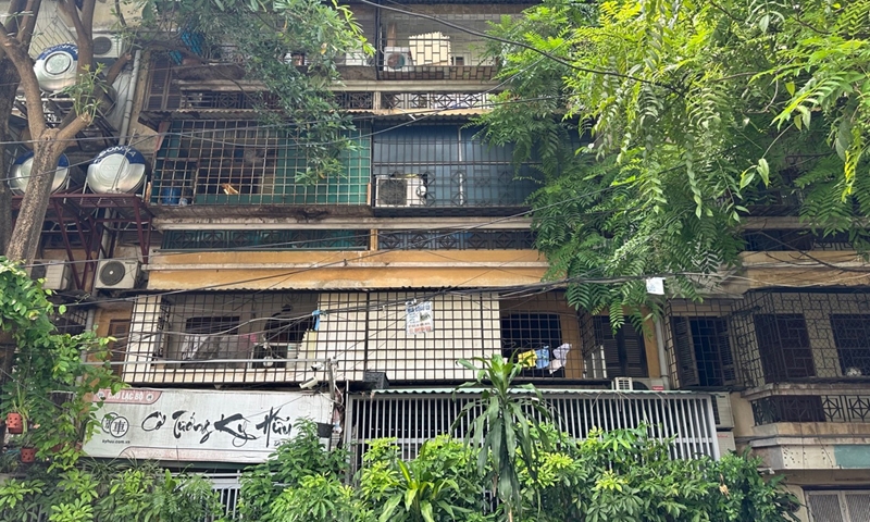 Hà Nội: Hiểm họa cháy nổ từ các “chuồng cọp” bít kín chung cư, nhà ống