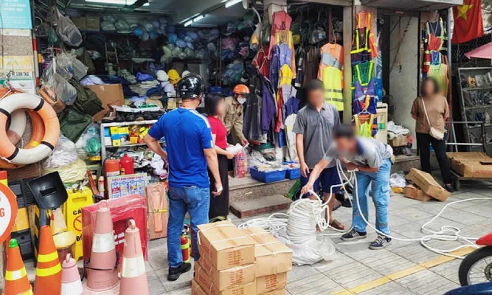 Hà Nội: Người dân lại đổ xô mua mặt nạ, thang dây