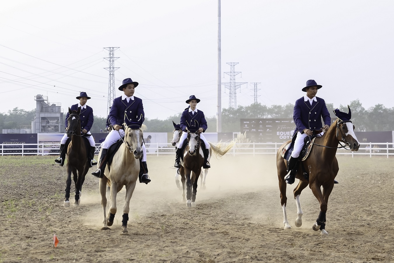 Du khách hào hứng khám phá bộ môn mã thuật tại Vinpearl Horse Academy Vũ Yên