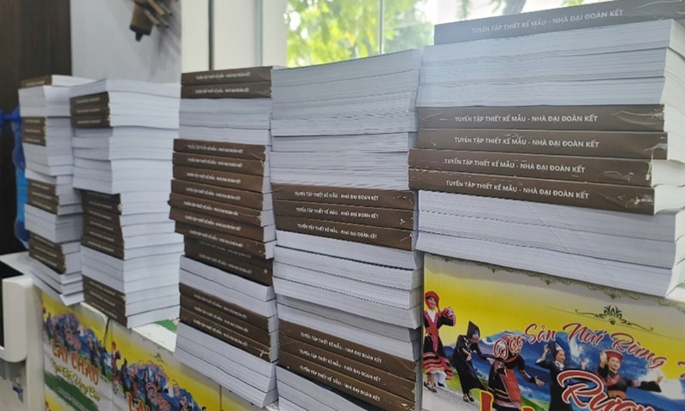 Bắc Giang: Câu lạc bộ Kiến trúc sư trẻ trao tặng 300 ấn phẩm mẫu nhà Đại đoàn kết