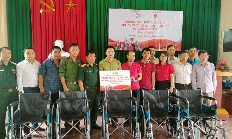 Hội Hỗ trợ gia đình liệt sỹ Việt Nam trao tặng 16 xe lăn tại tỉnh Yên Bái