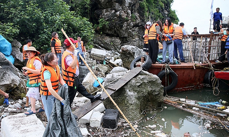 Quảng Ninh: Người làm báo cùng chung tay bảo vệ môi trường vịnh Hạ Long