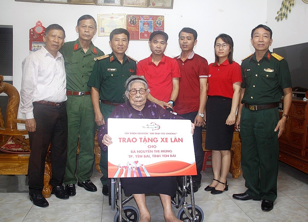 Hội Hỗ trợ gia đình liệt sỹ Việt Nam trao tặng 16 xe lăn tại tỉnh Yên Bái