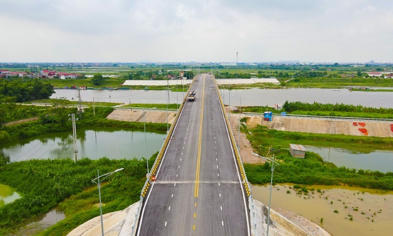 Bắc Giang: Cầu hoàn thành gần 1 năm nhưng người dân qua sông vẫn phải “lụy đò”