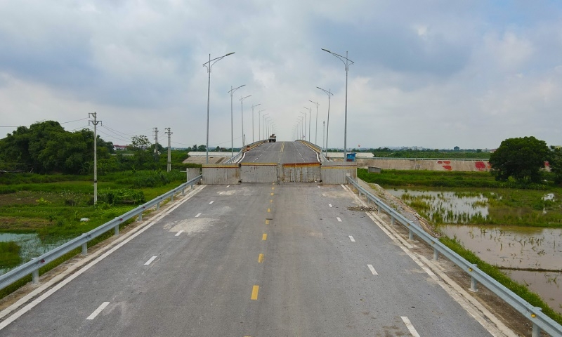 Bắc Giang: Cầu hoàn thành gần 1 năm nhưng người dân qua sông vẫn phải “lụy đò”