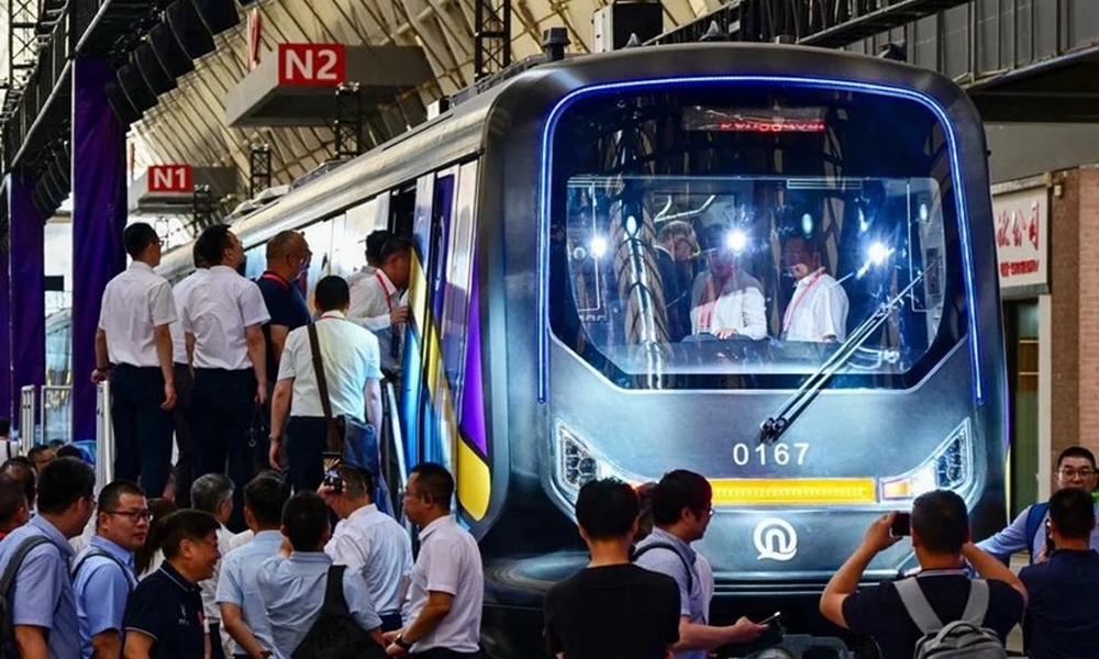 Trung Quốc ra mắt tàu điện ngầm bằng sợi carbon, tiết kiệm năng lượng