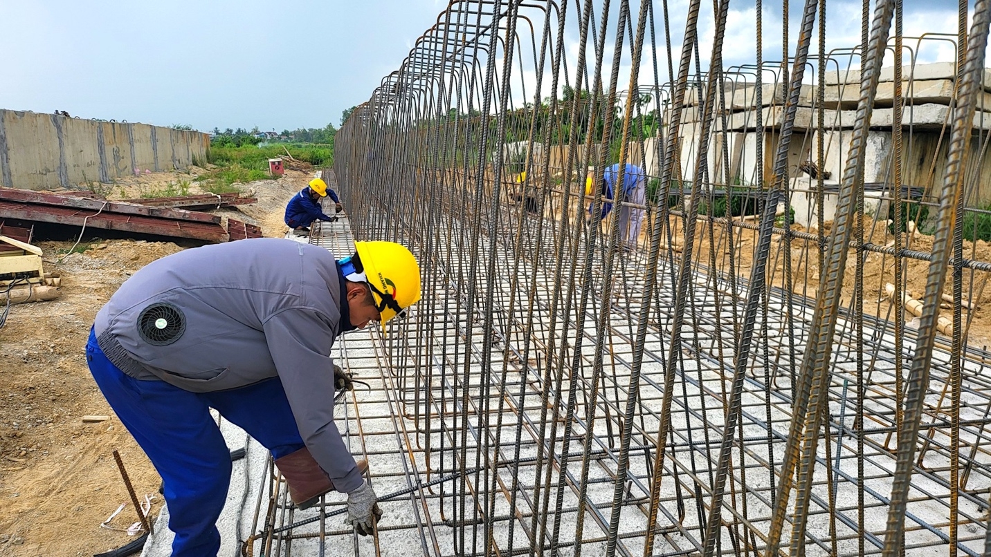 Quảng Ngãi: Công trường dự án đường Hoàng Sa - Dốc Sỏi nhộn nhịp trở lại