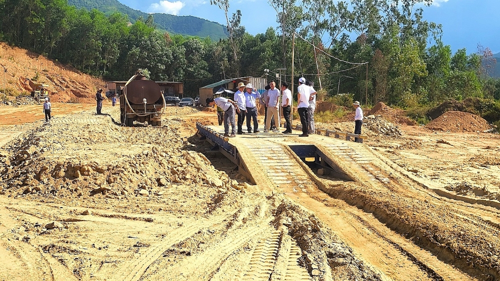 Quảng Ngãi: Đoàn liên ngành kiểm tra thực địa mỏ đất của Công ty TNHH Phú Điền