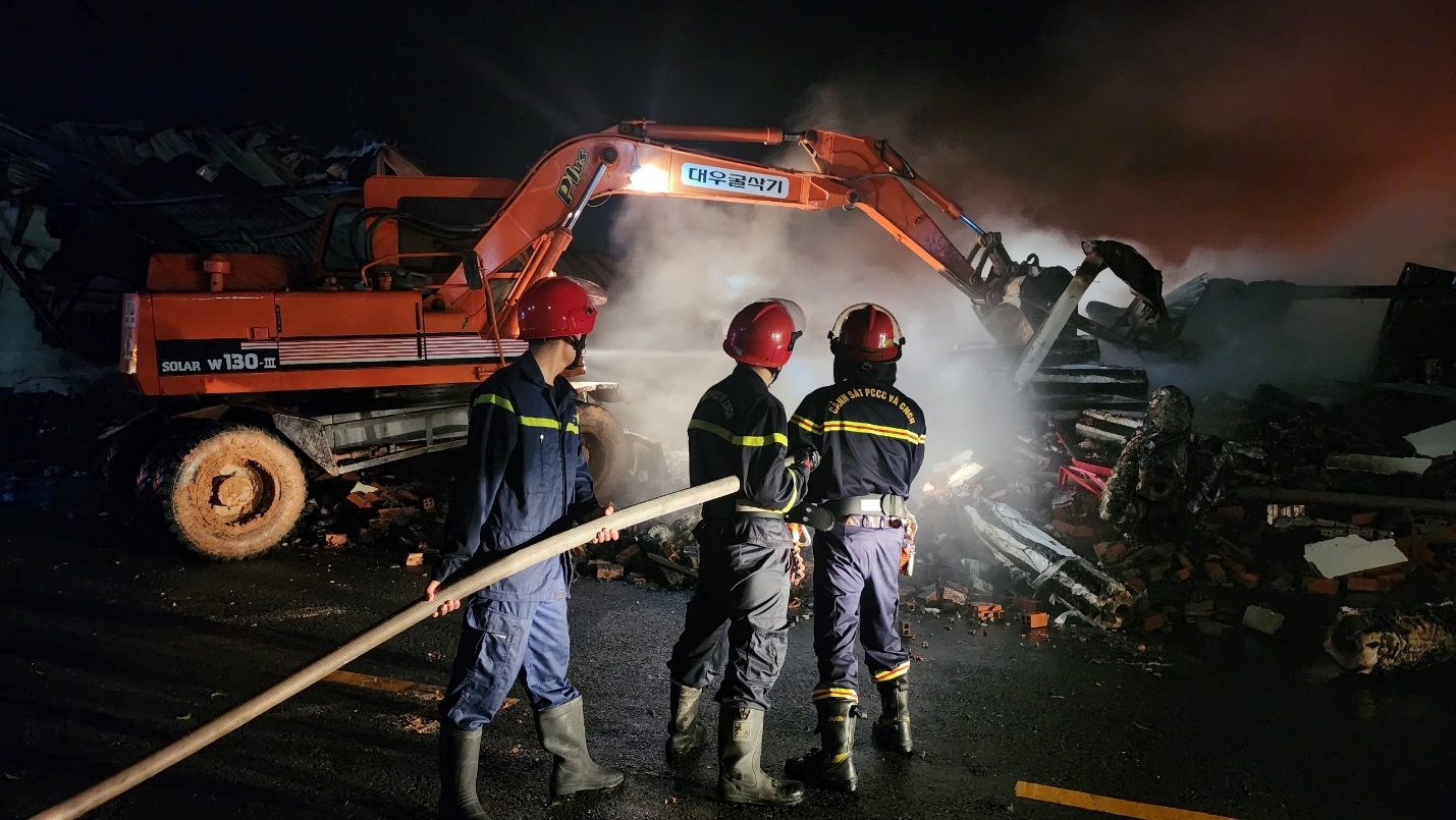 Bình Dương: Cháy nhà xưởng 2.000m2 không gây thiệt hại về người