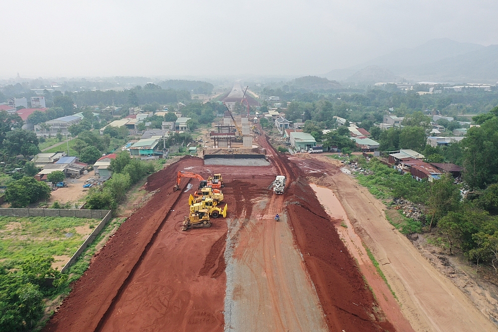 Cao tốc Biên Hòa – Vũng Tàu đồng loạt thi công 15 mũi, chuẩn bị thảm nhựa