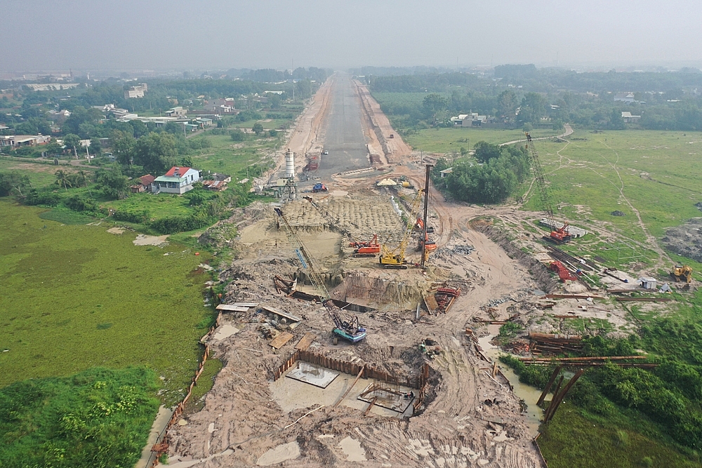 Cao tốc Biên Hòa – Vũng Tàu đồng loạt thi công 15 mũi, chuẩn bị thảm nhựa