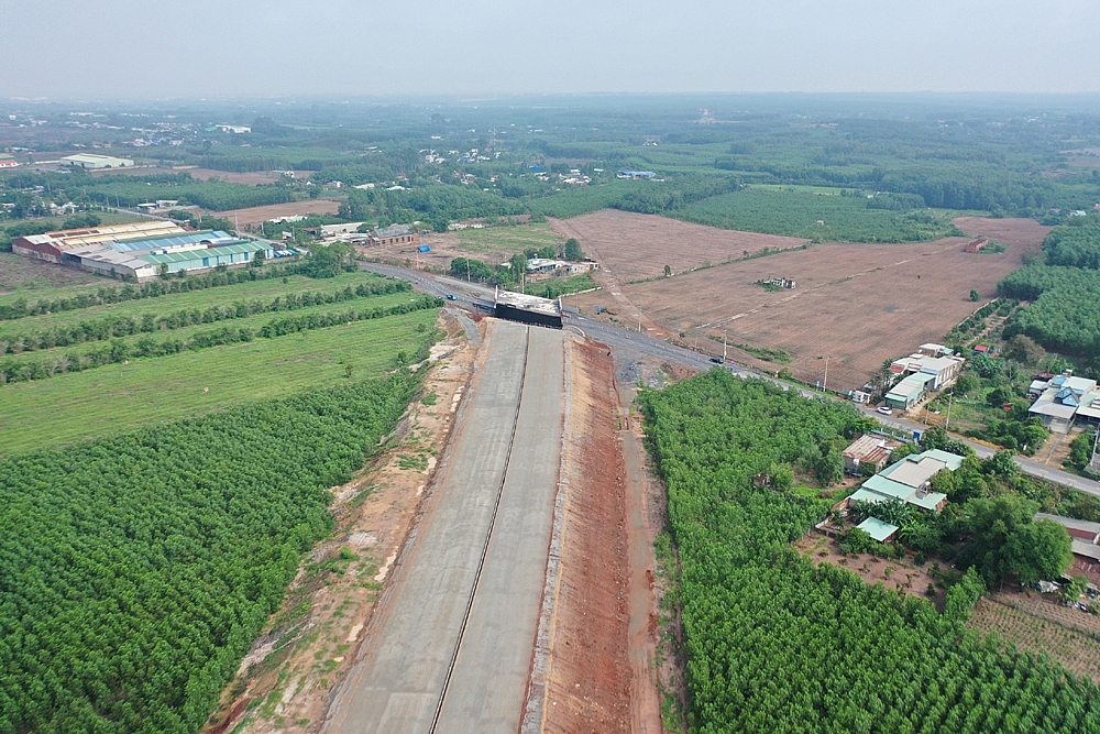 Cao tốc Biên Hòa – Vũng Tàu đồng loạt thi công 15 mũi, chuẩn bị thảm nhựa