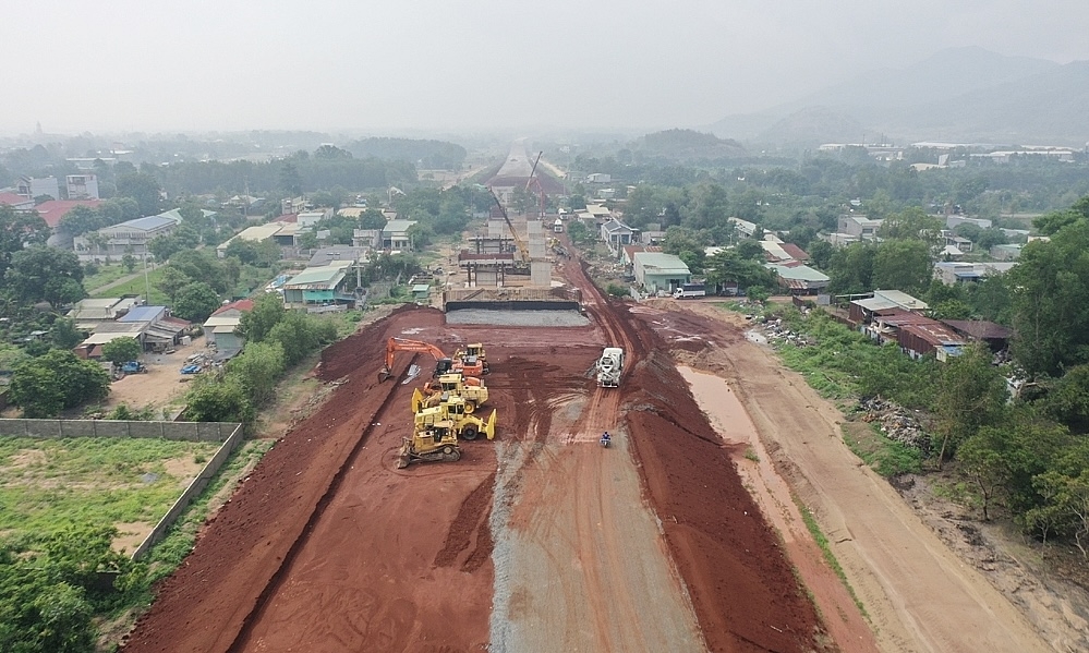 Cao tốc Biên Hòa – Vũng Tàu đồng loạt thi công 15 mũi, chuẩn bị thảm nhựa