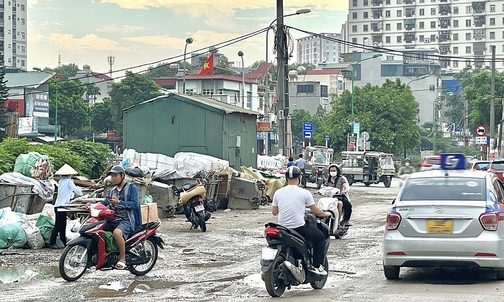 Hà Nội: Đường Nguyễn Cảnh Dị lại xuống cấp nghiêm trọng khiến người dân ngán ngẩm