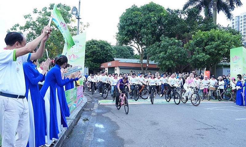 Hà Nội: Ngày hội đạp xe hành trình xanh "Sắc sen Tây Hồ” xác lập kỷ lục Việt Nam