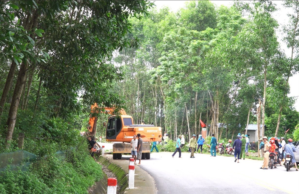 Hương Khê (Hà Tĩnh): Ra quân giải tỏa hành lang an toàn giao thông