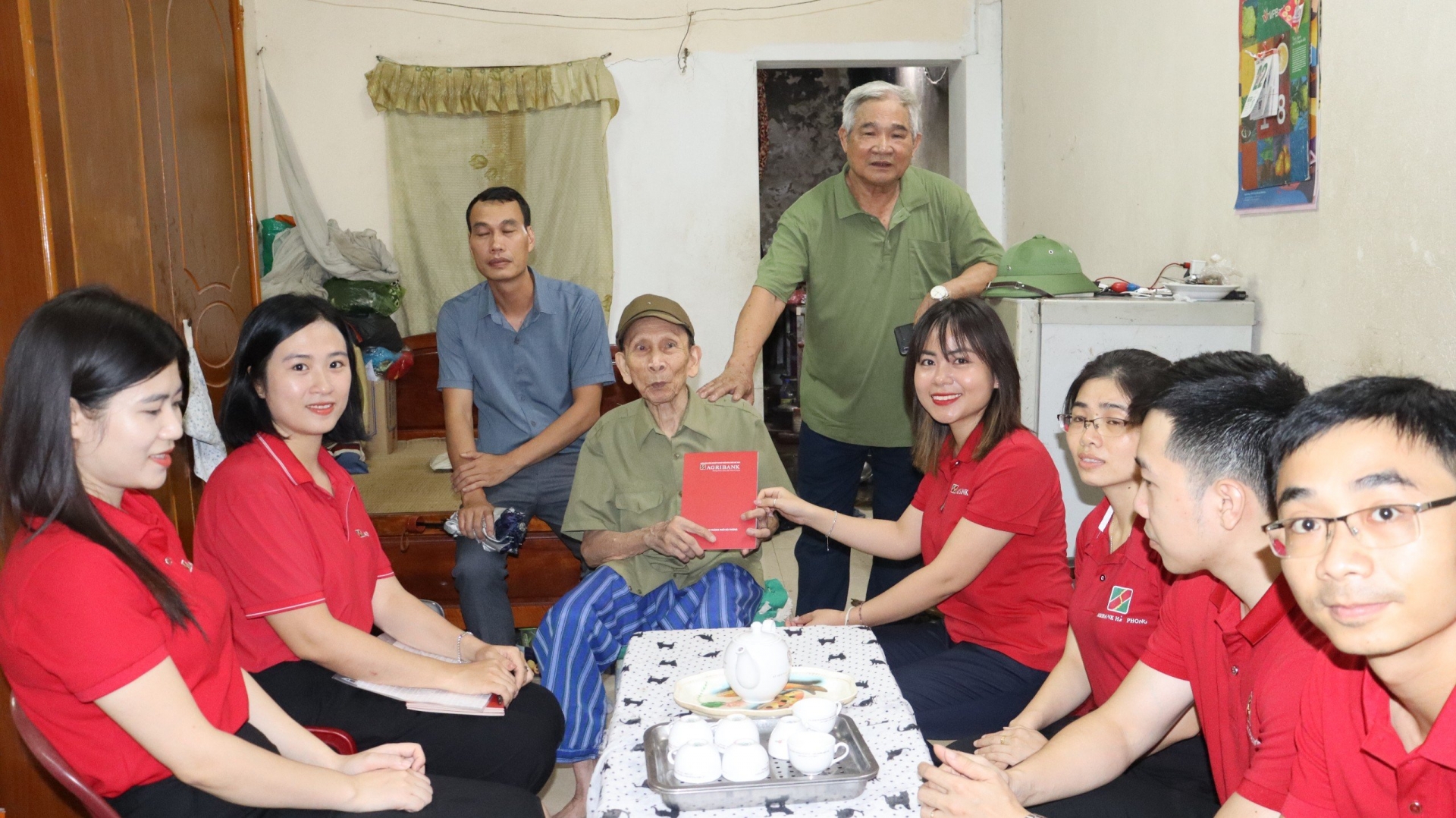 Đoàn Thanh niên Agribank Hải Phòng thăm, tặng quà gia đình người có công tại Hải Phòng