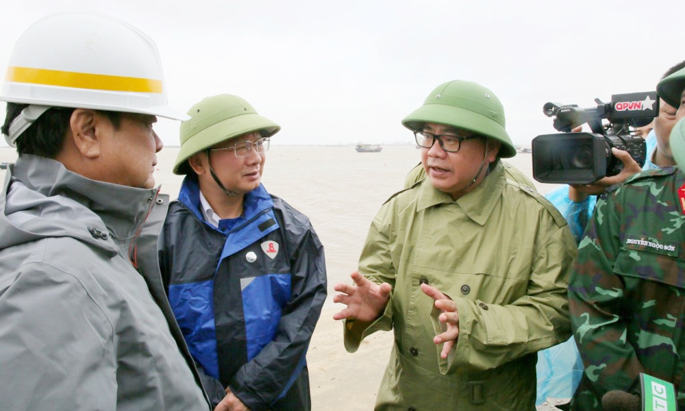 Bộ trưởng Bộ Nông nghiệp và Phát triển nông thôn kiểm tra công tác phòng chống bão ở Quảng Ninh