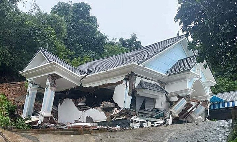 Biệt thự ở Hà Nội đổ sập sau mưa lớn, 7 người kịp thoát ra ngoài
