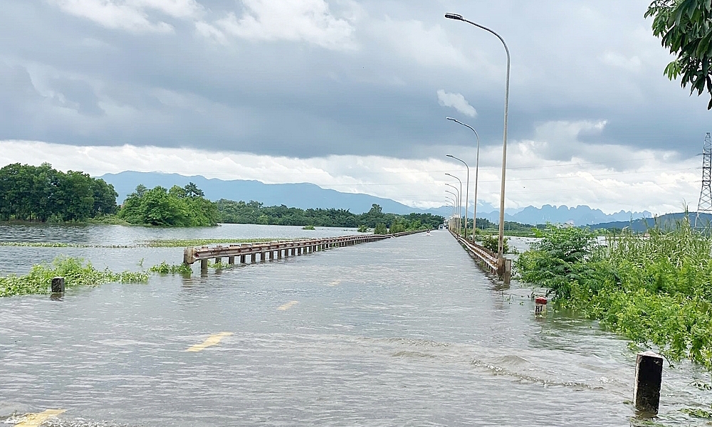 Biệt thự ở Hà Nội đổ sập sau mưa lớn, 7 người kịp thoát ra ngoài