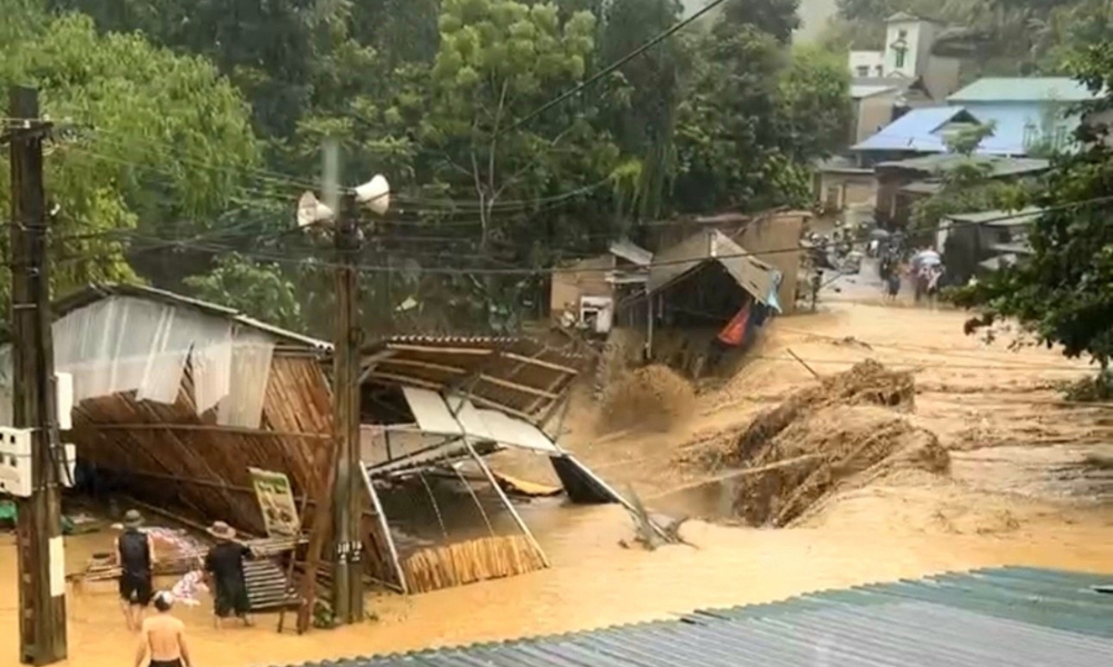 Thanh Hóa: Mưa lớn gây thiệt hại nhà cửa, hư hỏng cục bộ nhiều tuyến đường