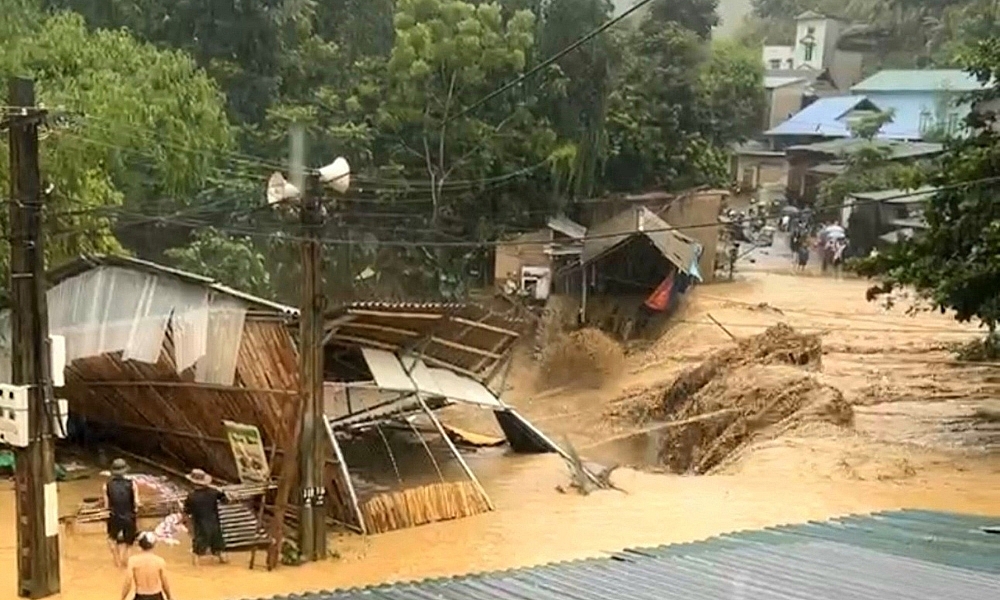 Thanh Hóa: Mưa lớn gây thiệt hại nhà cửa, hư hỏng cục bộ nhiều tuyến đường