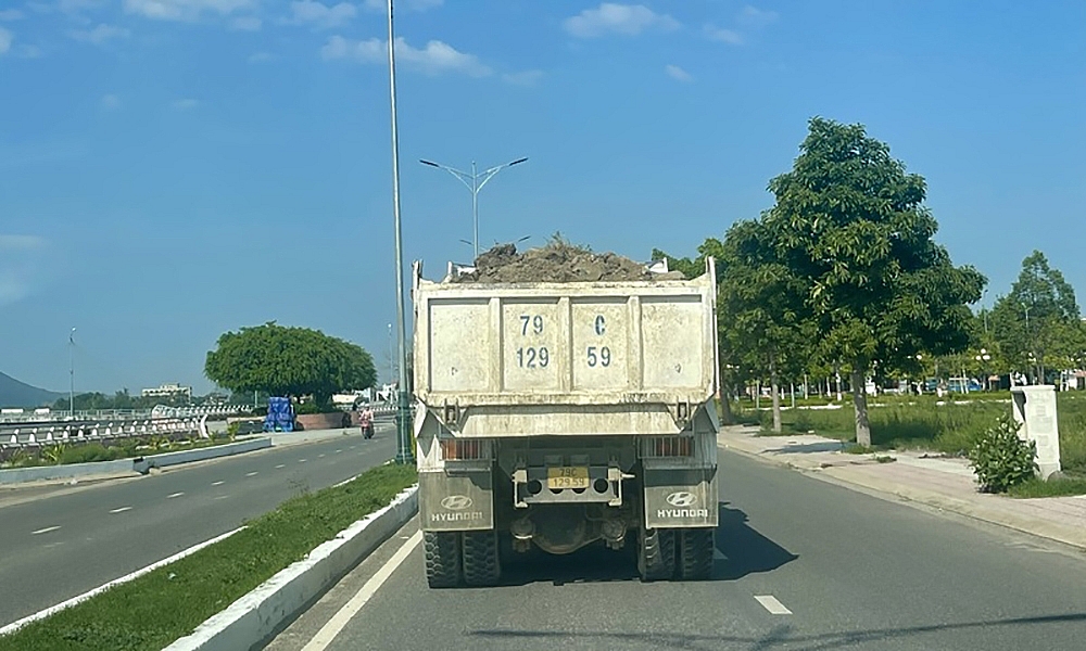 Khánh Hòa: Xe ben chở đất vượt thùng “tung hoành” ở thị trấn Diên Khánh