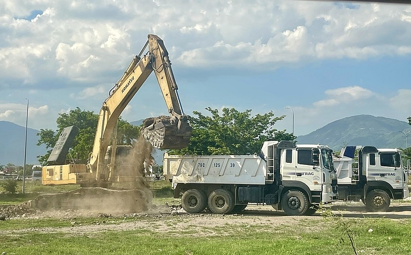 Khánh Hòa: Xe ben chở đất vượt thùng “tung hoành” ở thị trấn Diên Khánh