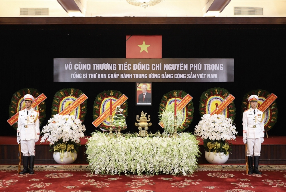 Bí thư Thành ủy Nguyễn Văn Nên ghi những dòng xúc động trong sổ tang khi viếng Tổng Bí thư Nguyễn Phú Trọng