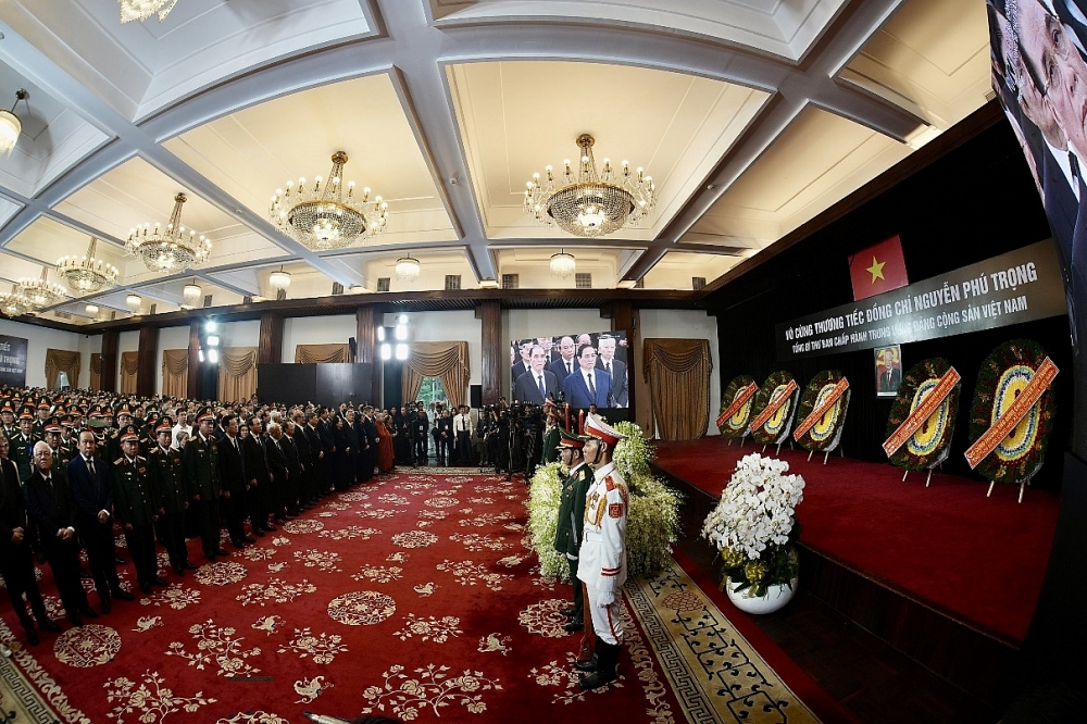 Bí thư Thành ủy Nguyễn Văn Nên ghi những dòng xúc động trong sổ tang khi viếng Tổng Bí thư Nguyễn Phú Trọng