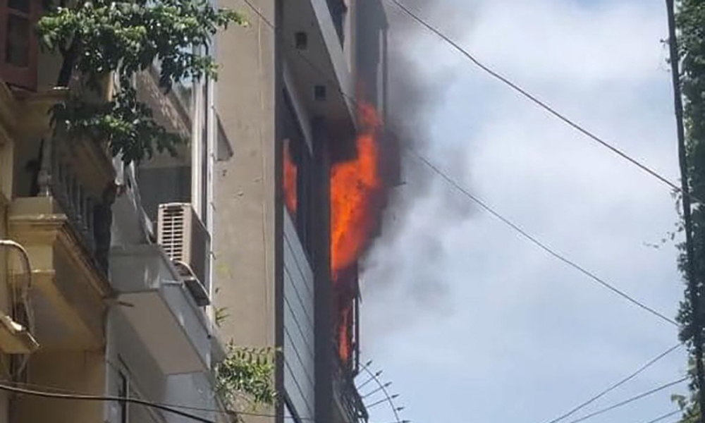 Cháy nhà 4 tầng ở Hà Nội lúc giữa trưa
