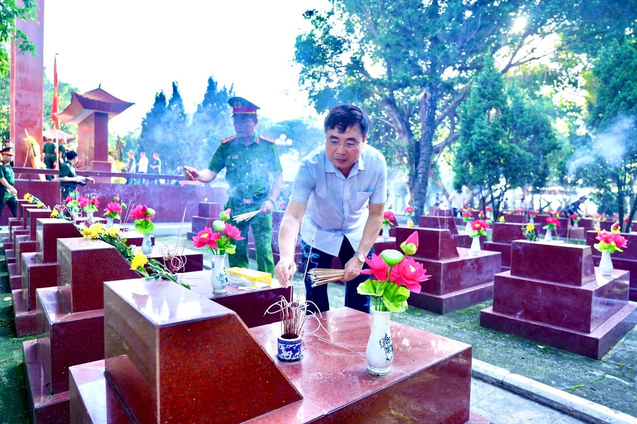 Bình Xuyên (Vĩnh Phúc): Thắp hương tri ân tại Nghĩa trang liệt sỹ chiến dịch Trần Hưng Đạo