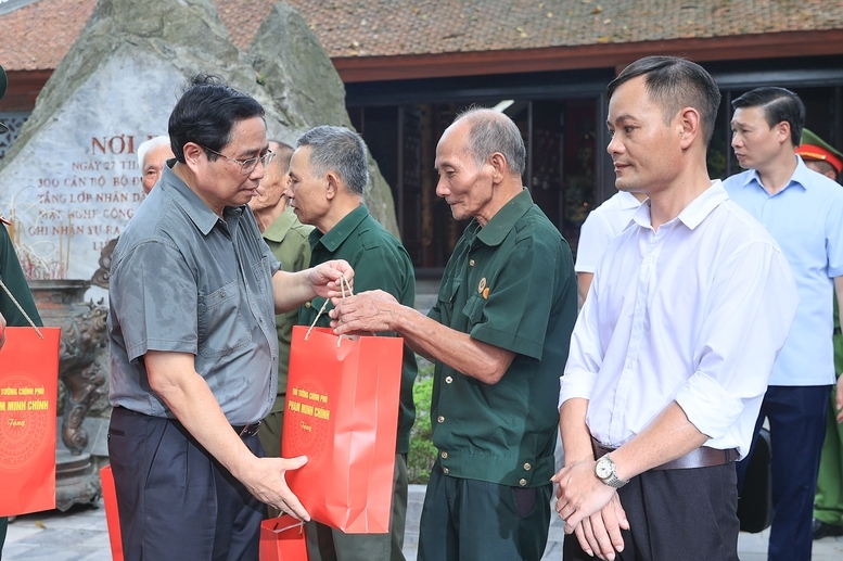 Thủ tướng tưởng niệm các Anh hùng liệt sĩ và tặng quà gia đình chính sách tại Thái Nguyên