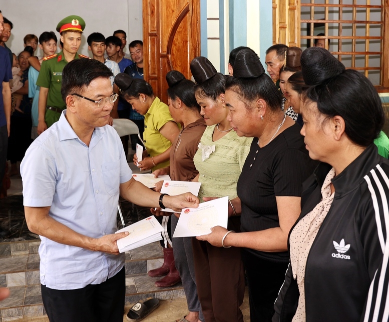 Phó Thủ tướng Lê Thành Long thị sát vùng ngập lụt, thăm hỏi đời sống người dân tỉnh Sơn La