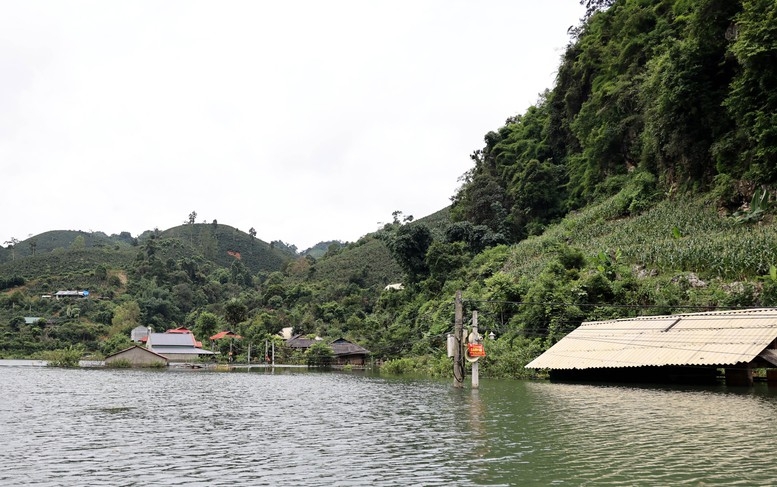 Phó Thủ tướng Lê Thành Long thị sát vùng ngập lụt, thăm hỏi đời sống người dân tỉnh Sơn La