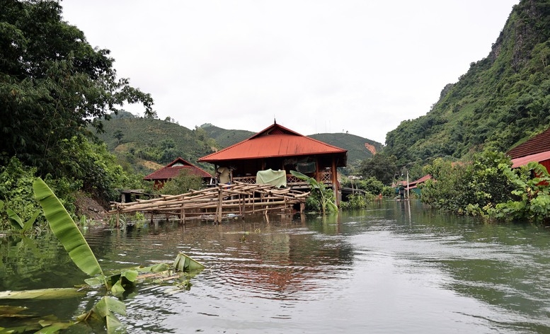 Phó Thủ tướng Lê Thành Long thị sát vùng ngập lụt, thăm hỏi đời sống người dân tỉnh Sơn La