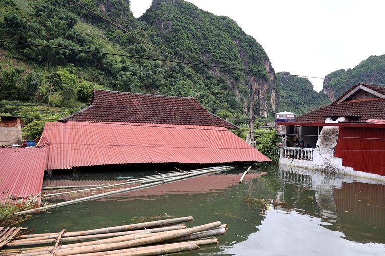 Phó Thủ tướng Lê Thành Long thị sát vùng ngập lụt, thăm hỏi đời sống người dân tỉnh Sơn La