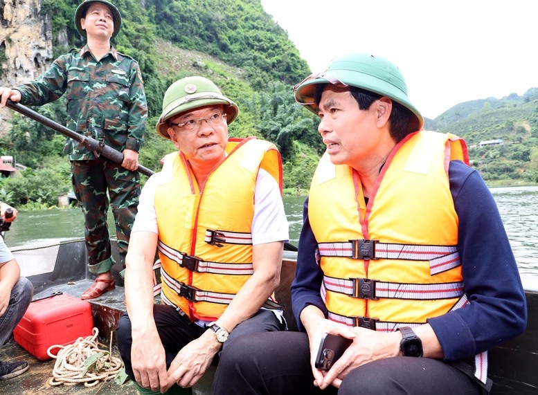Phó Thủ tướng Lê Thành Long thị sát vùng ngập lụt, thăm hỏi đời sống người dân tỉnh Sơn La