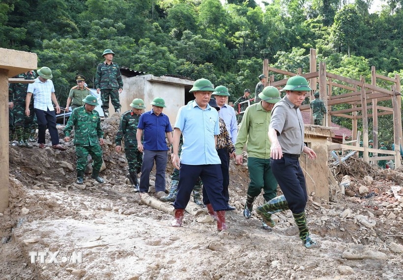 Phó Thủ tướng Trần Lưu Quang kiểm tra khắc phục hậu quả lũ quét tại xã Mường Pồn