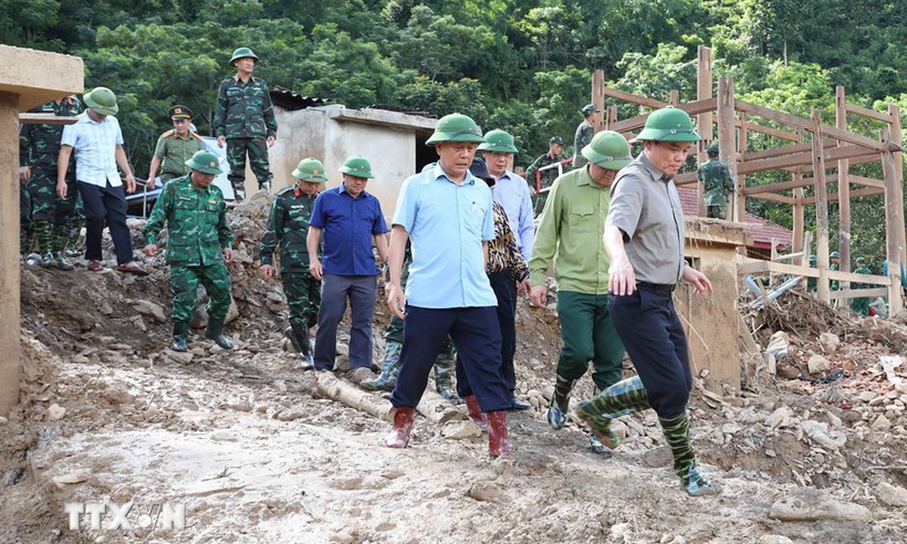 Phó Thủ tướng Trần Lưu Quang kiểm tra khắc phục hậu quả lũ quét tại xã Mường Pồn