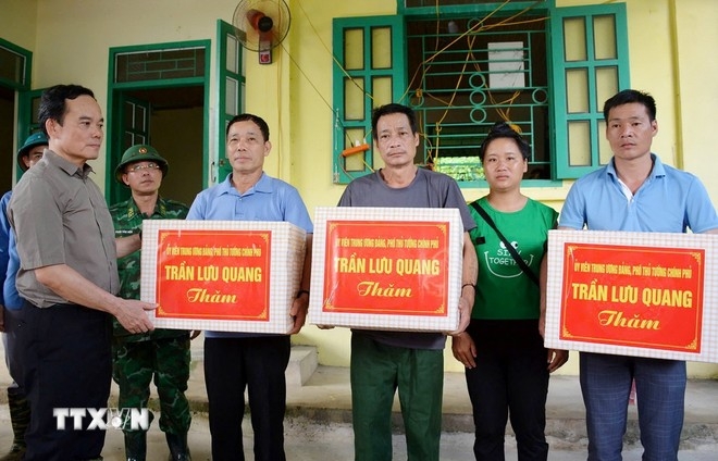 Phó Thủ tướng Trần Lưu Quang kiểm tra khắc phục hậu quả lũ quét tại xã Mường Pồn