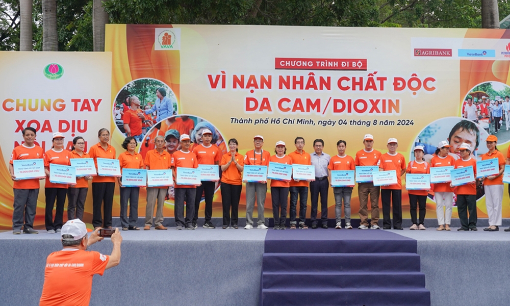 Ngân hàng Agribank, VietinBank cùng hơn 5.000 người tham gia đi bộ “Vì nạn nhân chất độc da cam/dioxin” năm 2024