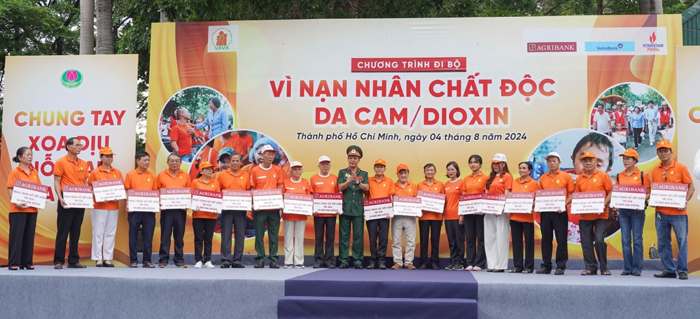 Ngân hàng Agribank, VietinBank cùng hơn 5.000 người tham gia đi bộ “Vì nạn nhân chất độc da cam/dioxin” năm 2024